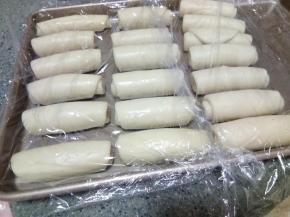 还是继续覆盖保鲜袋，擀一个拿一个，全部擀好后醒个五分钟