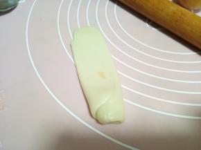 第二次擀卷和第一次一样操作，不要来回擀