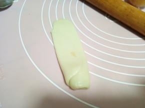 第二次擀卷和第一次一样操作，不要来回擀