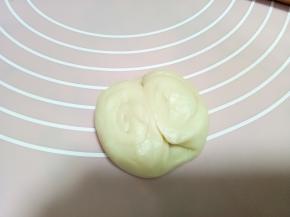 两端向中间折叠，按扁成