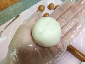 这样收口以后底部不会存在一个面疙瘩，不用揪掉。整个过程还是要覆盖保鲜袋的