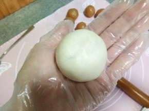 这样收口以后底部不会存在一个面疙瘩，不用揪掉。整个过程还是要覆盖保鲜袋的