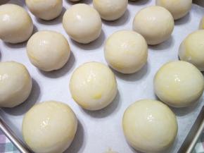 每个蛋黄酥上刷点蛋液