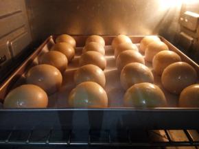 送入烤箱烤5-8分钟，待蛋黄干燥拿出来再刷一遍蛋液