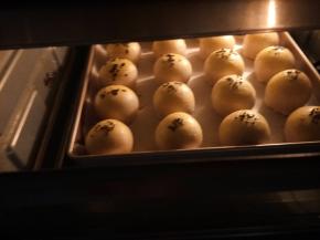 蛋液刷好送撒上黑芝麻，送入烤箱继续烘烤25-30分钟