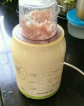 猪肉切成块，用料理机打成肉泥。