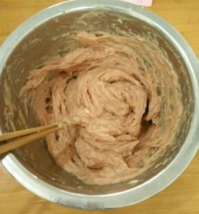 肉泥加入适量淀粉、酱油、盐、孜然粉、料酒和蛋清。朝一个方向，搅打到有弹性。