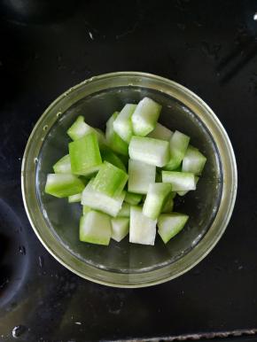 冬瓜去皮切成小块，凤尾菇也洗干净备用。