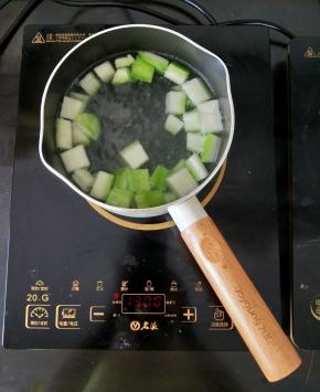 奶锅放适量水烧开，然后放入冬瓜煮一分钟。
