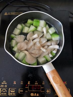 然后放入凤尾菇，也一样煮一分钟。