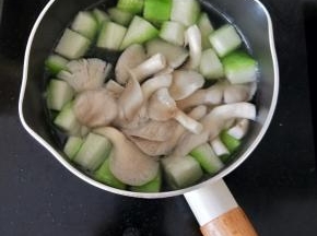 然后放入凤尾菇，也一样煮一分钟。