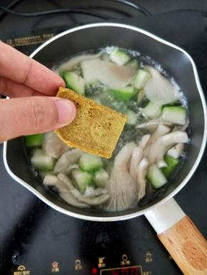 接着放入咖喱，煮至融化。