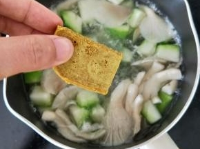 接着放入咖喱，煮至融化。