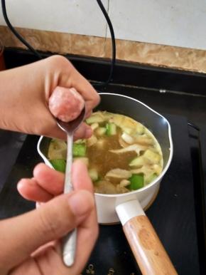 用虎口挤出肉泥放入锅里。待肉丸浮起来后再煮几分钟至熟透即可。