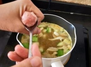 用虎口挤出肉泥放入锅里。待肉丸浮起来后再煮几分钟至熟透即可。