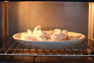 1.先来做馅料部分   芋头削皮切小块 蒸熟