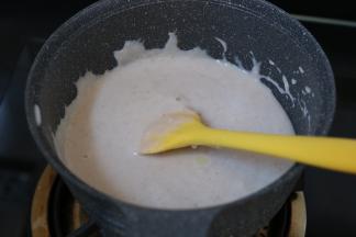 2.蒸熟后放料理杯加牛奶打成泥，倒入奶锅加糖和炼乳进行炒制