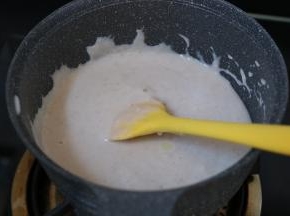 2.蒸熟后放料理杯加牛奶打成泥，倒入奶锅加糖和炼乳进行炒制