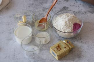 6.现在做面团部分除黄油外所有材料入面包机 搅拌一个程序