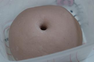 10. 发酵好的面团用手指戳洞有轻微回缩即可