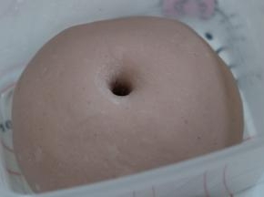 10. 发酵好的面团用手指戳洞有轻微回缩即可