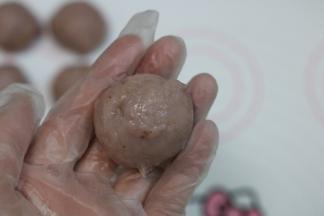 12.滚圆 静置20分钟左右 .静置面团期间把馅料分成12等份