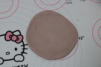 13.取一块面团 擀圆