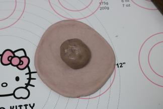 14. .包入馅料 捏紧收口