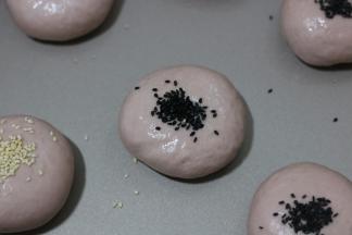 16.发酵好取出喷水撒芝麻进行烘烤