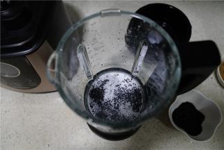 将牛奶及芝麻入西屋破壁机里。