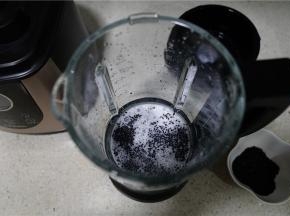 将牛奶及芝麻入西屋破壁机里。