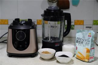 备好所用食材，如图我用到了金龙鱼面包专用小麦粉，烤好的芝麻，红糖，牛奶，西屋破壁机。