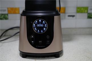 3选择点动模式将牛奶芝麻浆打好。