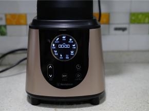 3选择点动模式将牛奶芝麻浆打好。