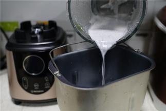 打好的牛奶芝麻就很是细滑十分的香哦，然后将打好的牛奶芝麻入面包机里。