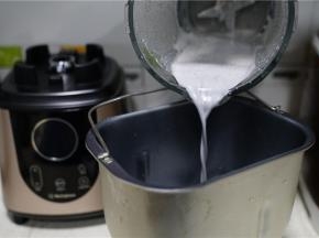 打好的牛奶芝麻就很是细滑十分的香哦，然后将打好的牛奶芝麻入面包机里。