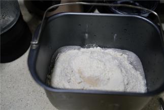 分次加入白糖，细盐，高筋粉，酵母。