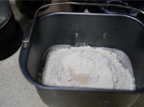 分次加入白糖，细盐，高筋粉，酵母。