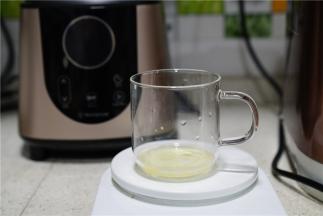 面包机选择任意甜款面包，然后和面至微融合，就称量一份玉米油加至在里面。