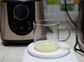 面包机选择任意甜款面包，然后和面至微融合，就称量一份玉米油加至在里面。