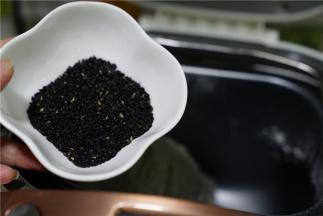 揉至面包机滴声之后，再将熟芝麻加至在面包机里。