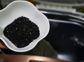 揉至面包机滴声之后，再将熟芝麻加至在面包机里。