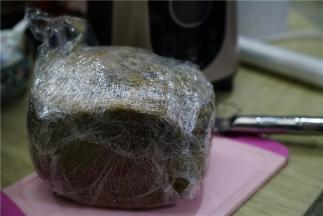 最后的工作都交给面包机了，甜面包模式完成之后，将这个面包取出，保上保鲜膜片就可以隔天切了吃哦。