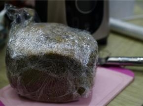 最后的工作都交给面包机了，甜面包模式完成之后，将这个面包取出，保上保鲜膜片就可以隔天切了吃哦。