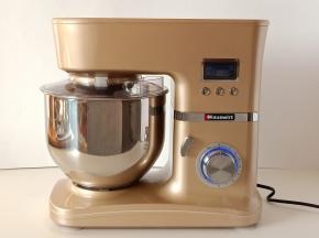 把主料中（除黄油和盐以外）的其它材料放入海氏HM740厨师机里揉。