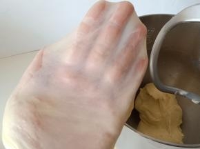 揉10分钟左右可以拉出这样有韧性的薄膜。
