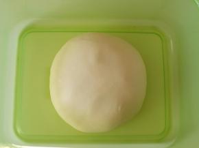 把揉好的面团放保鲜盒里进行一发(温度不要超过28度) 。