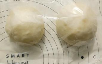 取出面团平均分成2份，揉圆盖保鲜膜松弛20分钟。