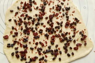 上面再撒上一些蜜豆和蔓越莓干。