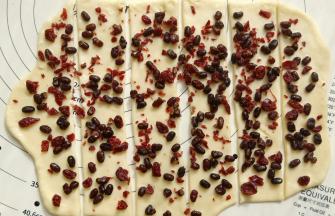 用刮板切成均匀的几个长条状。